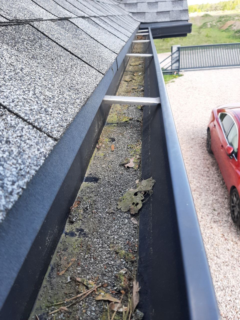 Gutter debris removal in North York
