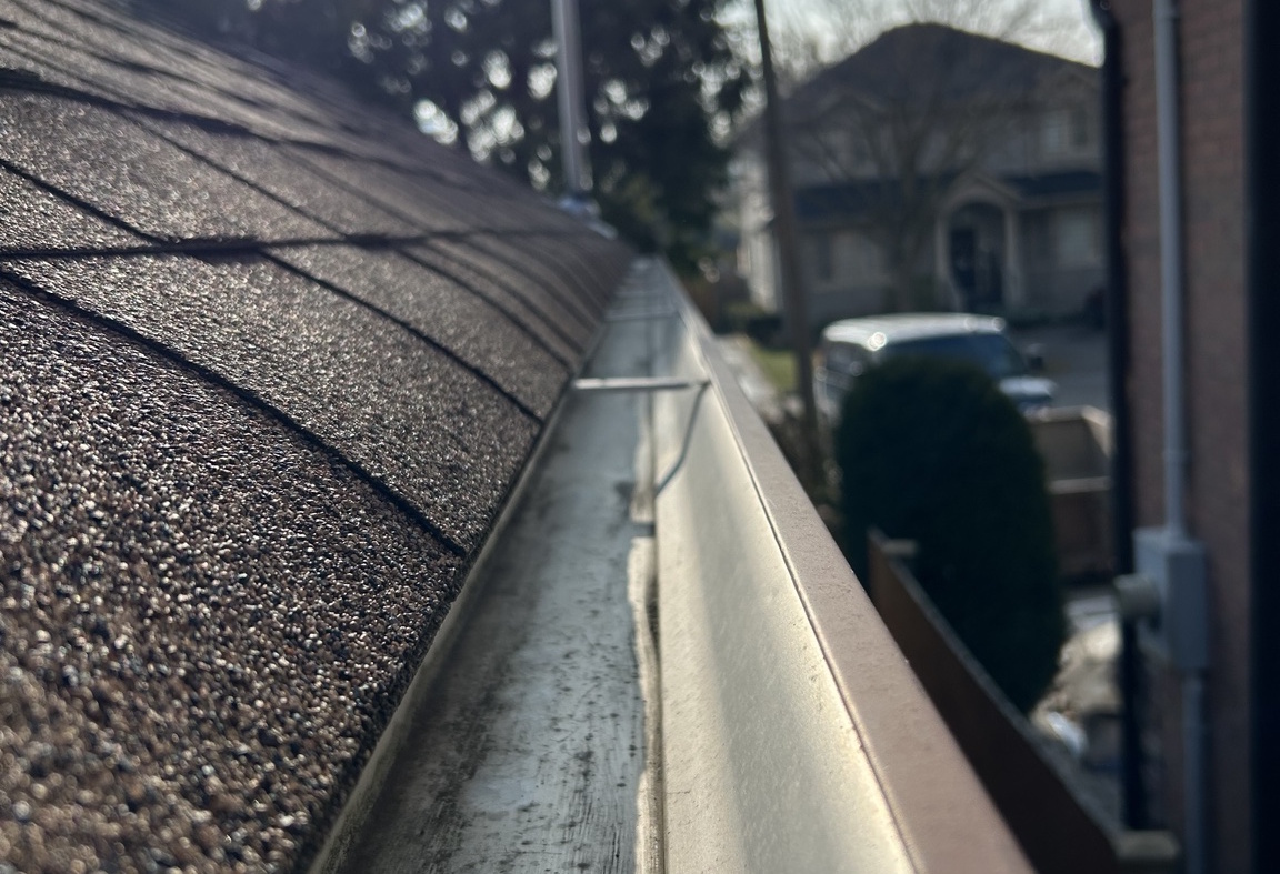 Gutter cleaning service in Toronto